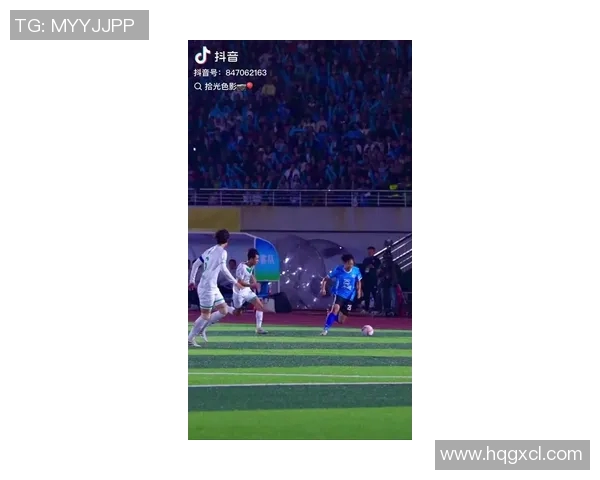 小球迷热情直播融水足球比赛精彩瞬间引发观众热议